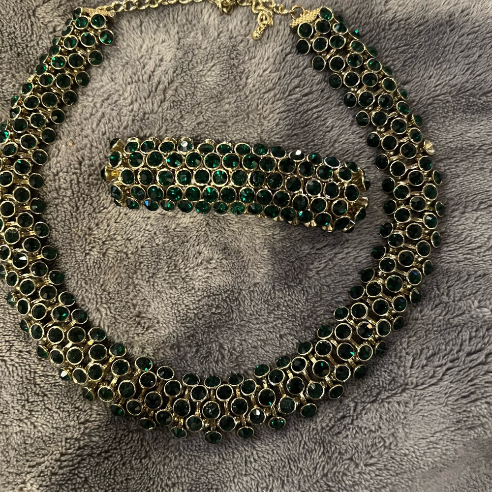Elegant Green and Gold Necklace and Bracelet Set